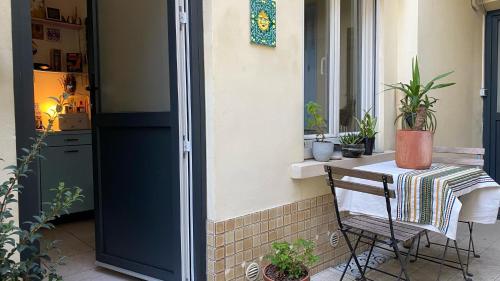 une table et une chaise sur une terrasse dans l'établissement Charmant studio avec extérieur Paris 13, à Paris