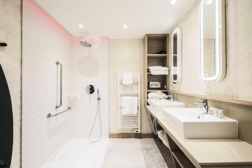 La salle de bains est pourvue de 2 lavabos et d'une douche. dans l'établissement Résidence Premium L'Hévana - maeva Home - Appartement 3 pièces 6 personne 844, à Les Allues