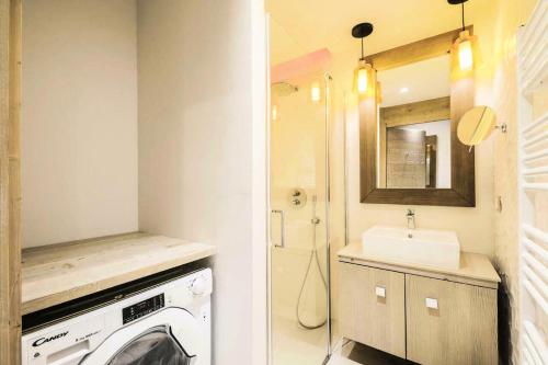 y baño con lavadora y lavamanos. en Résidence Premium L'Hévana - maeva Home - Appartement 2 pièces 4 personne 044, en Les Allues