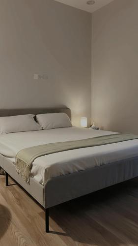 een groot bed in een slaapkamer met een witte muur bij غرفة و حوش بمدخل خاص و دخول ذكي in Riyad