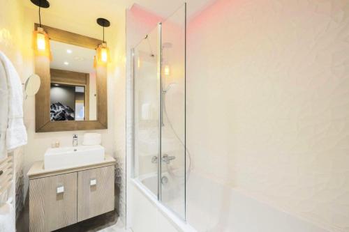 a bathroom with a shower and a sink at Résidence Premium L'Hévana - maeva Home - Appartement 3 pièces 6 personne 674 in Les Allues