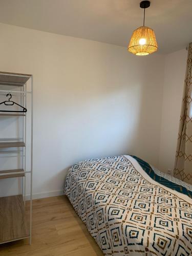 - une chambre avec un lit et une lampe dans l'établissement Valras plage, sérignan maison à 400m de la plage, à Sérignan