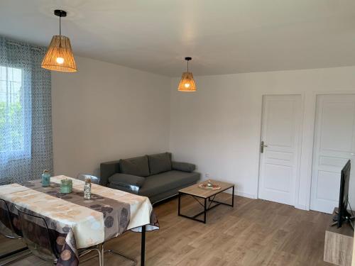 un salon avec un canapé et une table dans l'établissement Valras plage, sérignan maison à 400m de la plage, à Sérignan