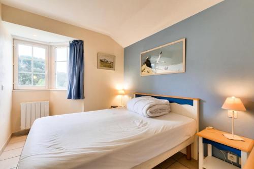une chambre avec un lit et deux lampes et une fenêtre dans l'établissement Les Maisons de Port Bourgenay - maeva Home - Maison cosy 3 pièces 8 personnes - Prestige - super Home MAE-7094, à Talmont-Saint-Hilaire