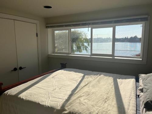 um quarto com uma cama e vista para a água em beautiful two bedroom water front em Victoria