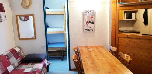 Cette chambre comprend une table et des lits superposés. dans l'établissement Résidence Thabor D - THABOR D - THAD130 MAE-4228, à Modane