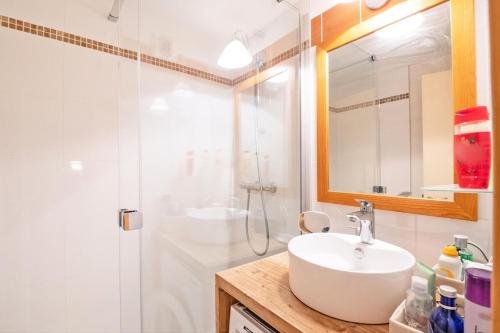 une salle de bain blanche avec un lavabo et une douche dans l'établissement Résidence Plagne Lauze - maeva Home - Studio 4 personnes - Confort MAE-7594, à Mâcot La Plagne