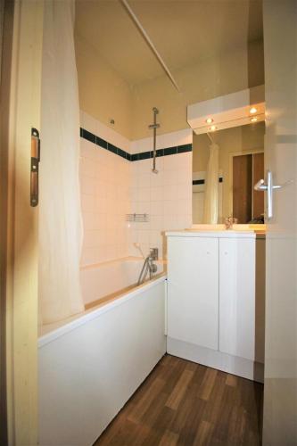 une salle de bain avec une baignoire et un lavabo dans l'établissement Chalets Du Thabor - CHALETS DU THABOR - CTHAB155 MAE-4682, à Modane