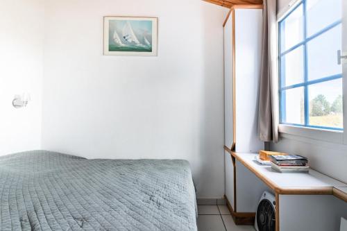 une chambre avec un lit et une fenêtre dans l'établissement Résidence Port Bourgenay - maeva Home - Appartement 2 pièces 4 personnes - Sélection MAE-2984, à Talmont-Saint-Hilaire
