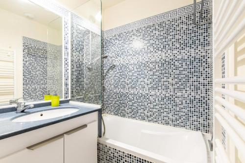 une salle de bain avec une baignoire, un lavabo et une douche dans l'établissement Résidence Port Bourgenay - maeva Home - Appartement 2 pièces 4 personnes - Sélection MAE-2984, à Talmont-Saint-Hilaire