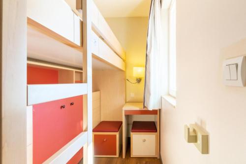 une petite chambre avec un escalier dans une maison dans l'établissement Résidence le Village de Cap Esterel - maeva Home - Studio 4 personnes - Sélection MAE-4734, à Saint-Raphaël