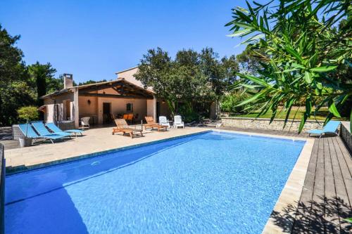 une piscine devant une maison dans l'établissement Les Mas et Villas de Pont Royal en Provence - maeva Home - Maison 5 pièces 10 personnes avec piscine privée - Prestige - Super Home MAE-6064, à Mallemort