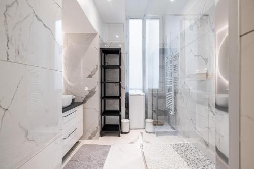 une salle de bain blanche avec des toilettes et un lavabo dans l'établissement La Petite Chaise Bleue, à Nice
