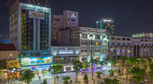 miasto w nocy z wieloma wysokimi budynkami w obiekcie Royal Hotel Saigon w Ho Chi Minh