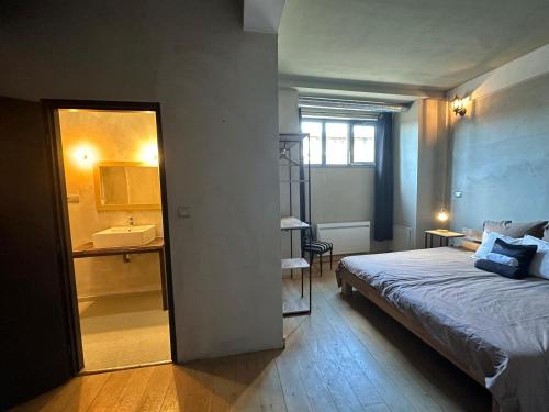 Säng eller sängar i ett rum på Mulhouse City Loft