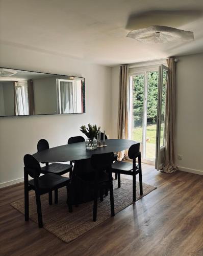 une table de salle à manger et des chaises dans une pièce dans l'établissement Maison Le Touquet, à Le Touquet-Paris-Plage