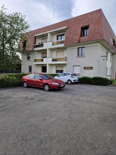 バルダースハイムにあるLe Cocon du Vergerの建物前の駐車場に駐車した車2台