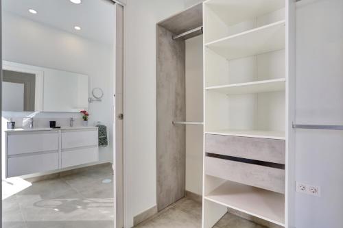 ラハレスにあるMariposas Lajares 5のバスルーム(白いキャビネット、シンク付)