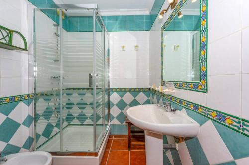 ein Bad mit einem Waschbecken und einer Glasdusche in der Unterkunft Villa Franmarco by Villa Plus in Nerja