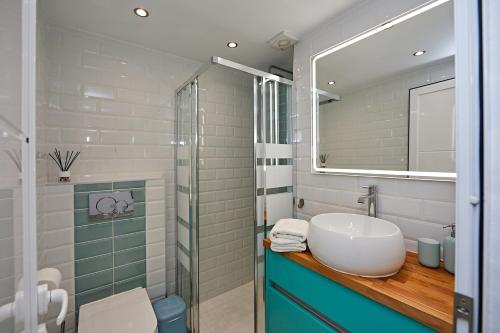 a bathroom with a sink and a mirror at APARTMENT FLAMINGO in Playa del Ingles