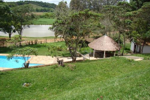 Rio Novo的住宿－Hospedaria Nova Era，享有带游泳池和小屋的度假村景色