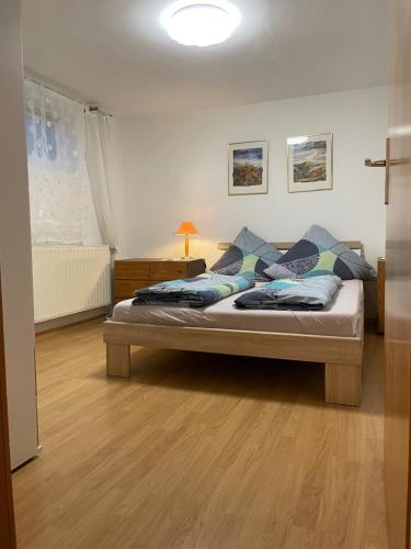a bedroom with a bed in a room at Ferien-Monteur-Wohnung am Bach im Grünen mit 3 Schlafzimmer in Hemer