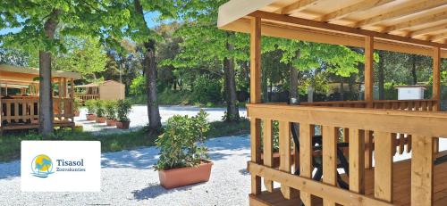 - un pavillon en bois avec un panneau devant dans l'établissement Mobile home Viareggio - Camping Paradiso- Including airco -Zona Gialla 016, à Viareggio