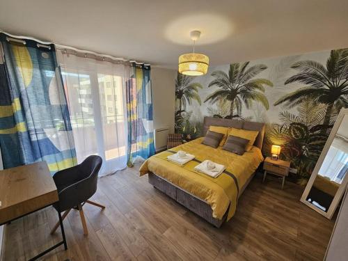 Cette chambre comprend un lit avec un couvre-lit jaune et un bureau. dans l'établissement Le St Antoine - Centre Ville - Parking, à Belfort