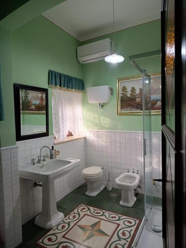 a bathroom with a toilet and a tub and a sink at B&B Maison Brunetti in Boiano
