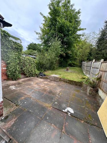 Taman di luar -R1- Newly Renovated En-Suite Private Room in Birmingham Selly Oak