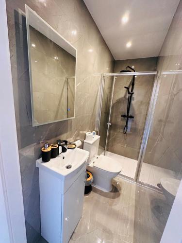 a bathroom with a toilet and a shower and a sink at Newly Renovated En-Suite Private Room in Birmingham Selly Oak R1 in Birmingham