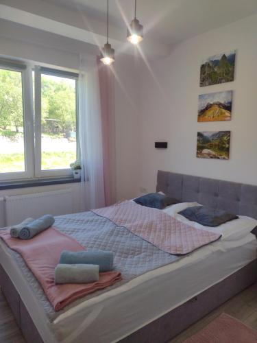 uma cama grande num quarto com duas almofadas em Biało - niebieski em Ustrzyki Dolne