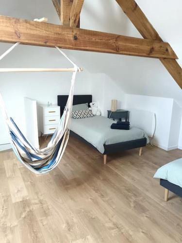 - un lit avec hamac dans une chambre dans l'établissement Oasis au Chenal - Proche Plage, à Grand-Fort-Philippe