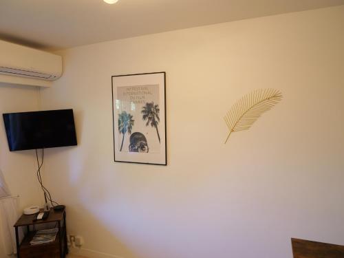 a picture of a palm tree on a wall at Studio centre de Cannes in Cannes