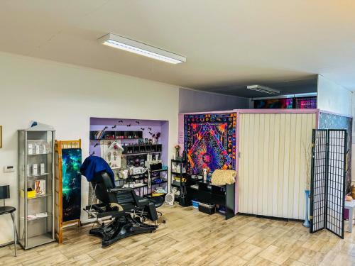 une chambre avec un salon de coiffure et une chaise dans l'établissement Apartmán Pod hradem, à Horšovský Týn