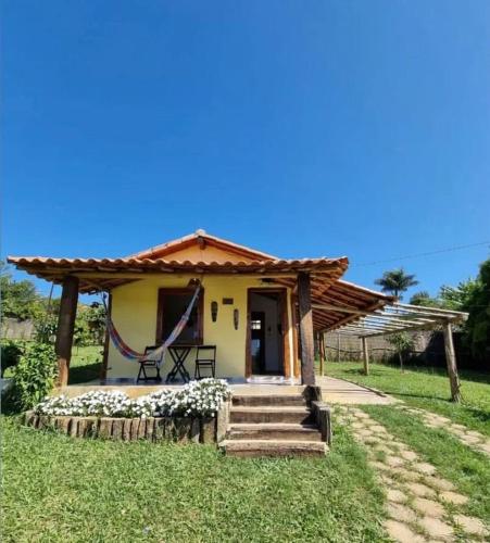 ein kleines Haus mit einer Treppe, die dorthin führt in der Unterkunft Chalés Vila Carrancas - Unidade Centro in Carrancas