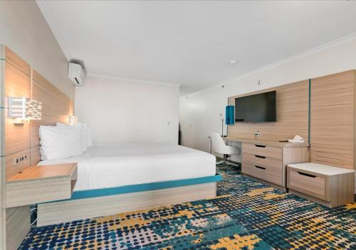 Кровать или кровати в номере Pacific Shores Inn - Morro Bay
