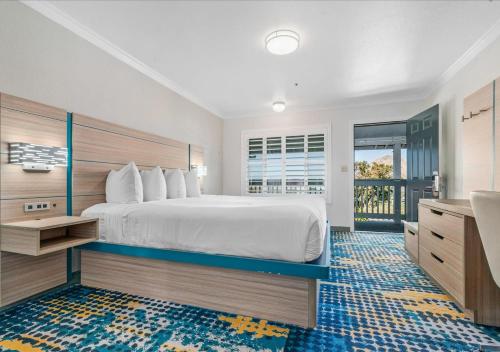 Säng eller sängar i ett rum på Pacific Shores Inn - Morro Bay