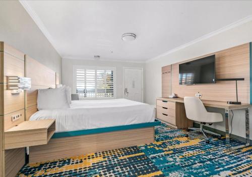 Кровать или кровати в номере Pacific Shores Inn - Morro Bay