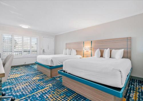 Кровать или кровати в номере Pacific Shores Inn - Morro Bay