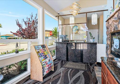 Кухня или мини-кухня в Pacific Shores Inn - Morro Bay
