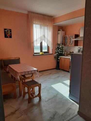ein Wohnzimmer mit einem Tisch und einer Küche in der Unterkunft Buxara apartment 