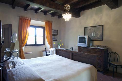 A bed or beds in a room at Agriturismo Corte Virgiliana