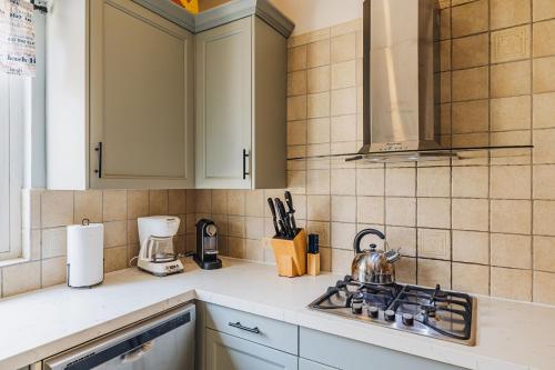 a kitchen counter with a sink and a stove at Casa Mesa Vista in Malmok