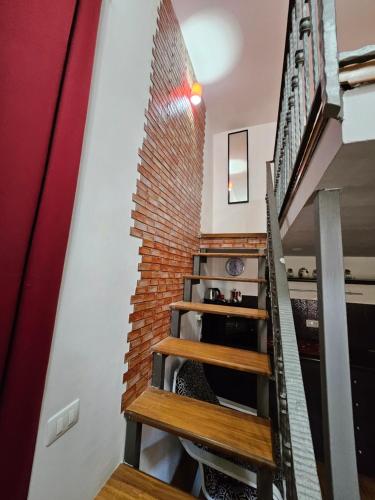 un escalier en briques dans une maison avec un mur en briques dans l'établissement SAN BIAGIO HOUSE, à Naples