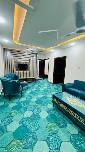 ein Wohnzimmer mit einem Sofa und einem Tisch in der Unterkunft Rahat villas apartment in Islamabad