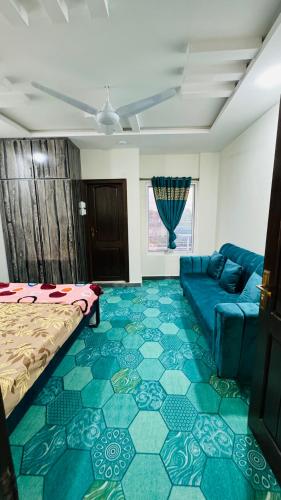 sala de estar con cama y sofá en Rahat villas apartment en Islamabad