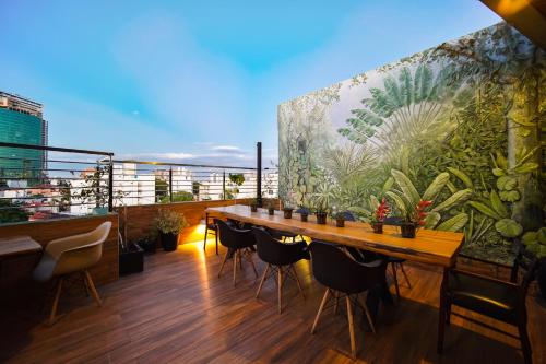 a room with a table and chairs on a balcony at Chairu Eco Hotel in Santa Cruz de la Sierra