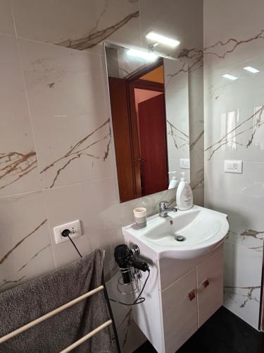 bagno con lavandino e specchio di Appartamenti Laura Scalea a Scalea