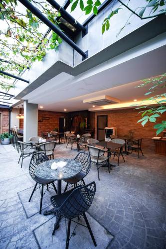 a patio with tables and chairs in a building at Chairu Eco Hotel in Santa Cruz de la Sierra